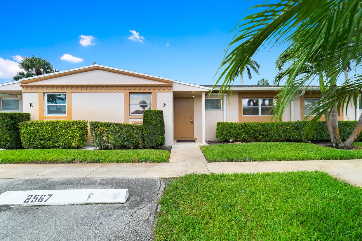 Foto principal - 2567 Dudley Dr W