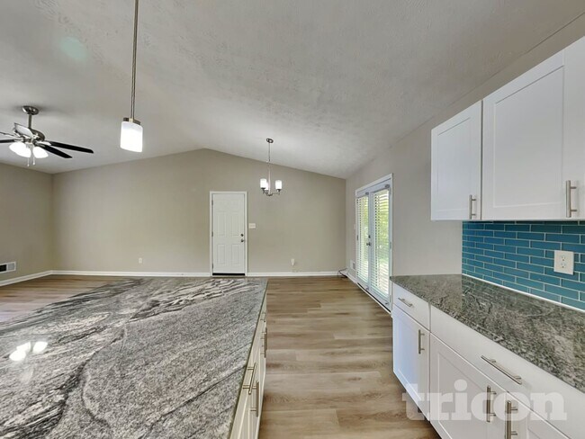 Foto del edificio - 212 Hemlock Dr