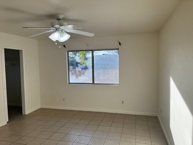 Building Photo - 3BD/2BA Duplex - Hemet