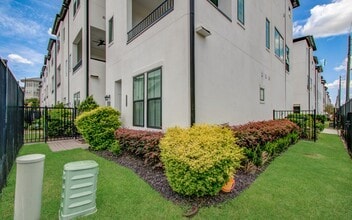 Building Photo - 2812 Grand Fountains Dr