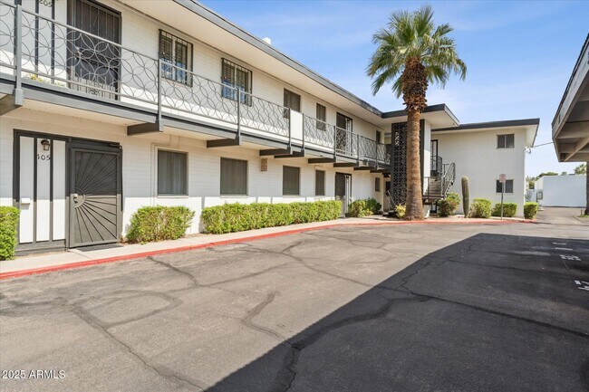 Foto del edificio - 3242 E Camelback Rd