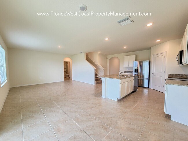 Foto del edificio - LARGE SOLERA HOME FOR RENT! 5 BEDROOMS/ 3 ...