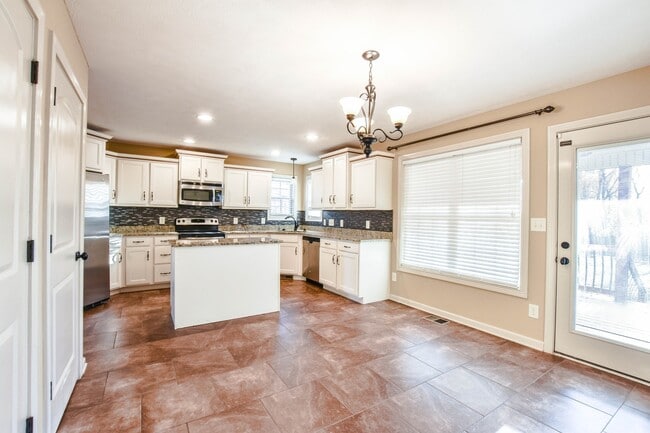 Building Photo - Pet Friendly Four Bedroom!