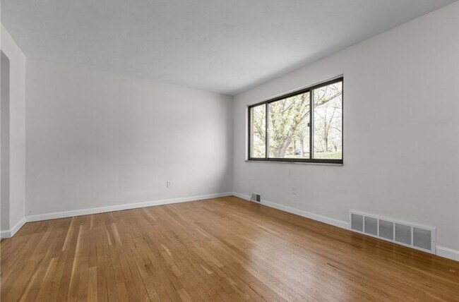 Foto del edificio - 548B Firethorne Dr