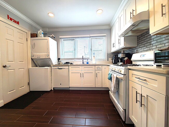 Building Photo - 26 Larose Pl