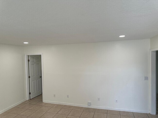 Foto del edificio - 1253 White Pine Dr