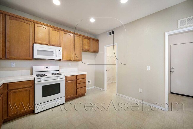 Foto del edificio - Beautiful 3 Bed / 2.5 Bath Townhouse In Vi...