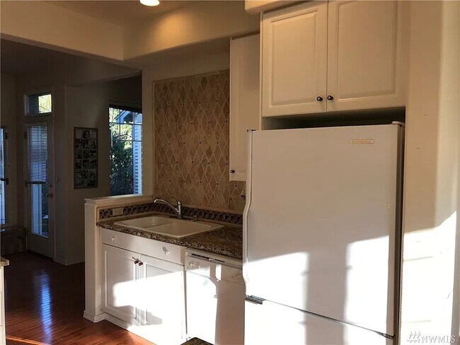 Building Photo - 611 Chelan Pl NE