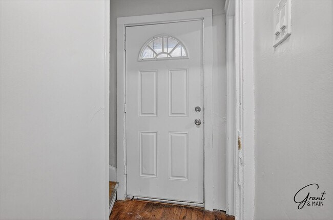 Foto del edificio - $1300 4 bedrooms