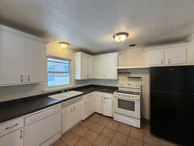 Building Photo - 317 Cagua Dr NE
