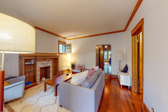 Large living room looking towards hallway to front entry door - 1321 W Thorndale Ave