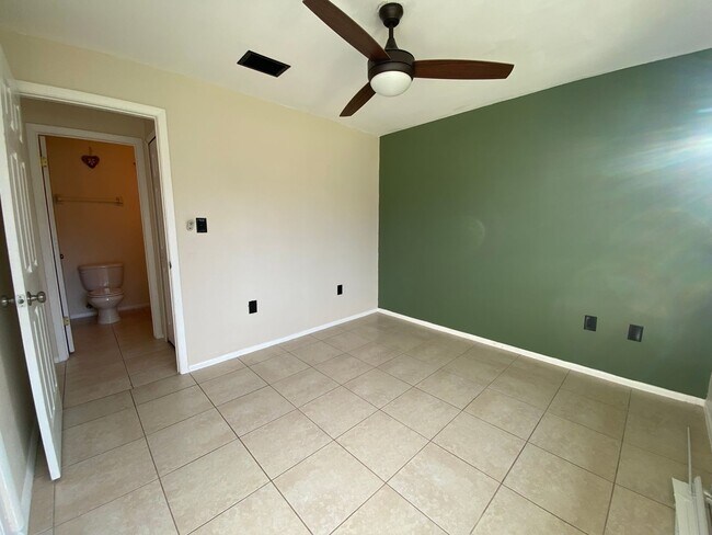 Building Photo - Welcome to this charming 2 bedroom, 2 bathroom house located in Melbourne, FL.