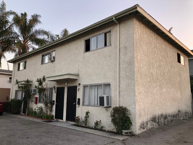 Quiet building w/2 parking spaces - 2800 Thornton Ave