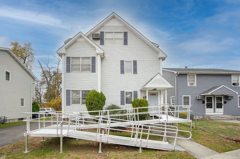 Photo - 888 St James Ave