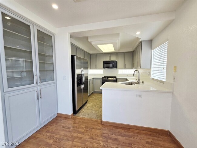 Foto del edificio - 728 Ribbon Grass Ave