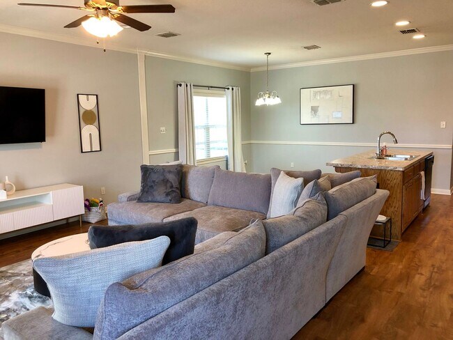 Foto del edificio - 3BR/3BA House Near Campus