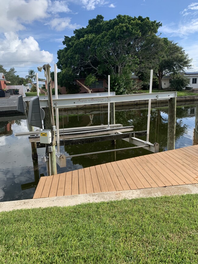 Elevación de 13000 lb, línea de agua dulce, paseo en bote de 2 minutos hasta Palms Sola Bay - 10309 Waterbird Way