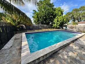 Building Photo - 867 Caroline Cir