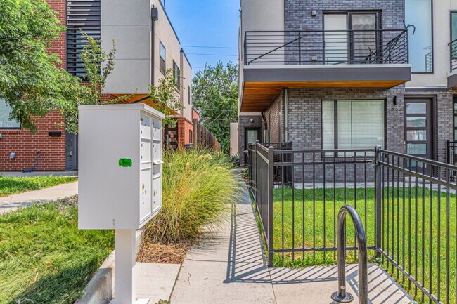 Foto del edificio - Beautiful Sloans lake Two Bed / Two and a ...