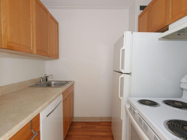 Building Photo - 560 Halstead Ave