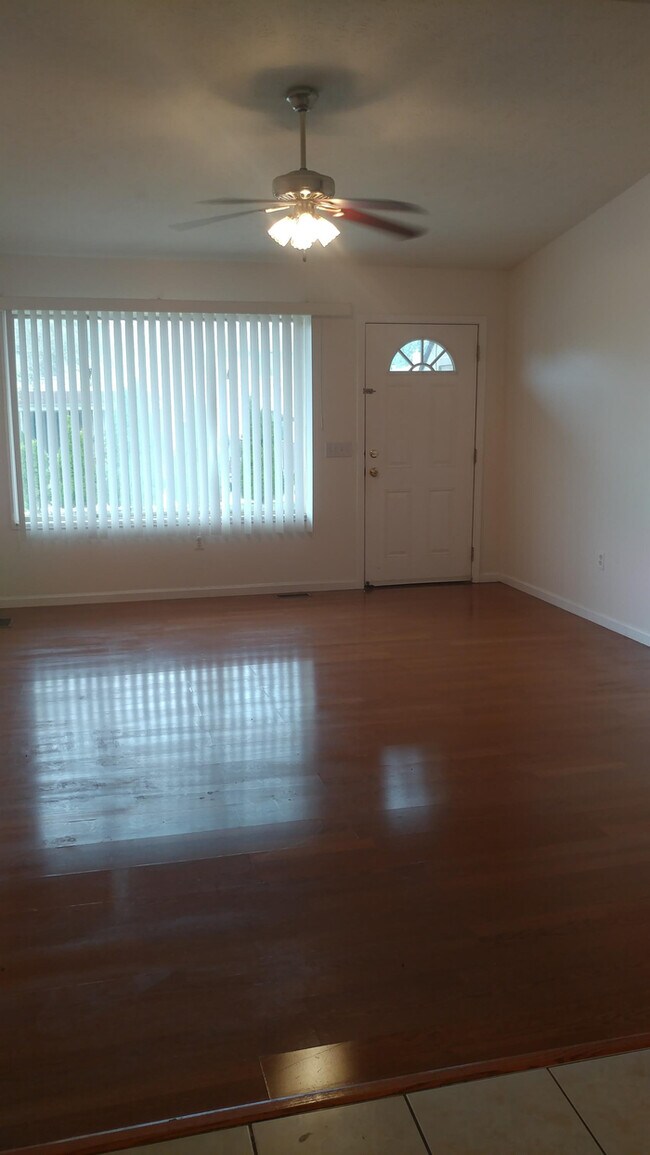 Foto del edificio - 38003 Schoenherr Rd