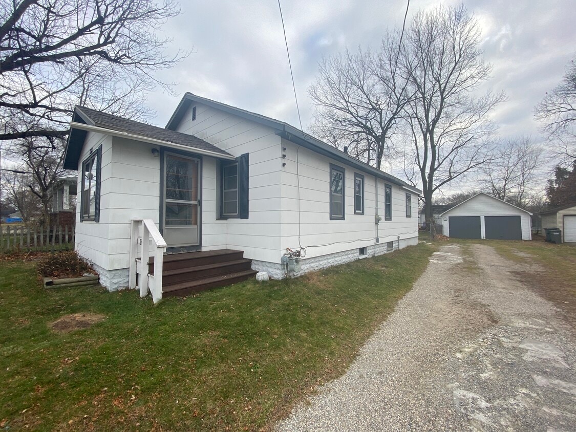 Primary Photo - 138 Crown St SW