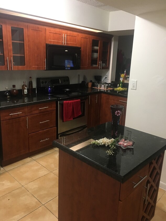 Foto principal - 18880 NW 57th Ave
