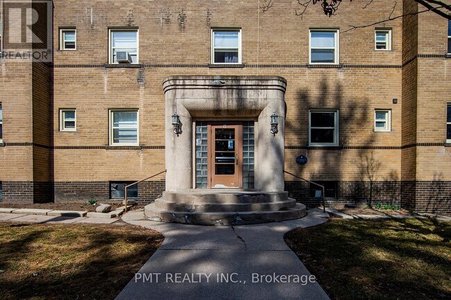 Photo du bâtiment - 8-8 Wellington St W