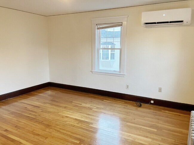 Building Photo - Available NOW! 1 BED 1 BATH in prime Quincy location!