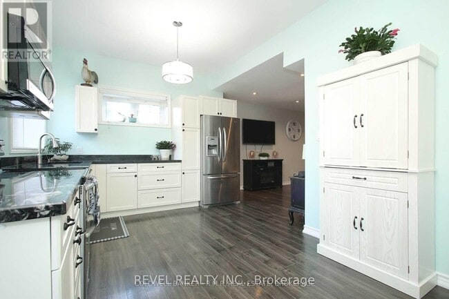 Building Photo - 825 Black Cherry Dr