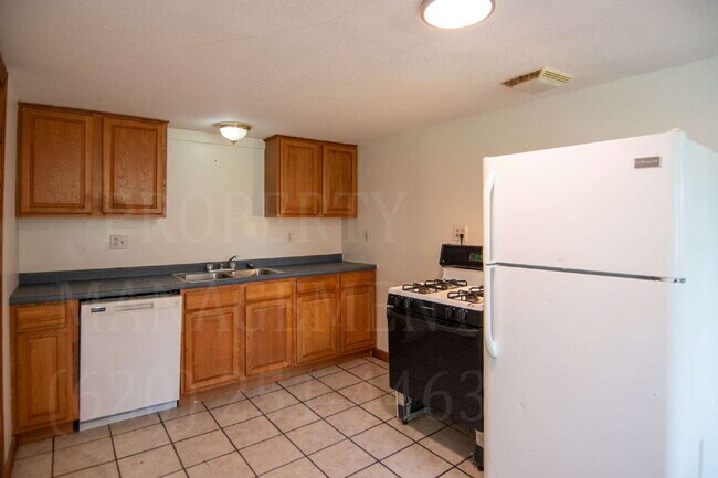 Building Photo - Charming 2-Bedroom 1-Bath + Bonus Room Far...