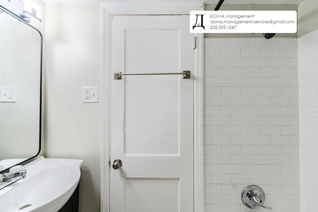 Baño - 1733 F St NE