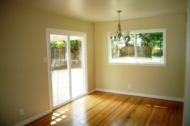 Building Photo - 919 Almarida Dr