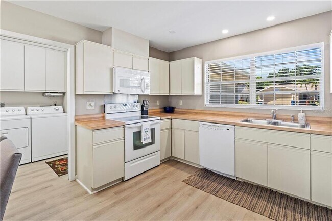 Foto del edificio - 5207 88th St W