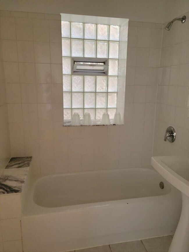 Foto del edificio - 2 bedroom in Chicago IL 60618