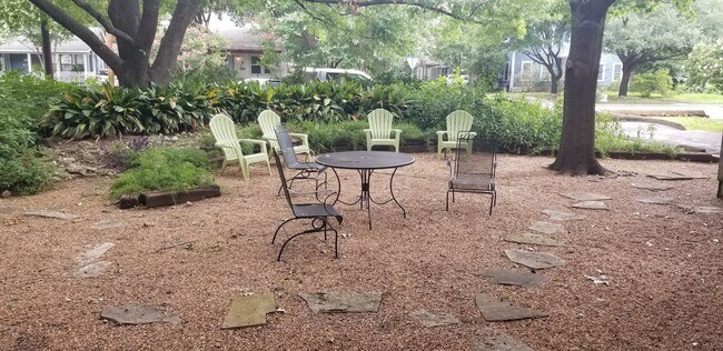 Plenty of Outdoor Space to Socialize & Relax - 326 E Mistletoe Ave