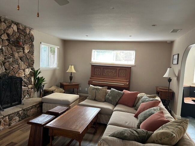 Building Photo - 2423 Borton Dr