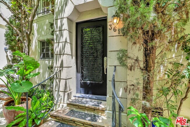 Foto del edificio - 361 S Doheny Dr