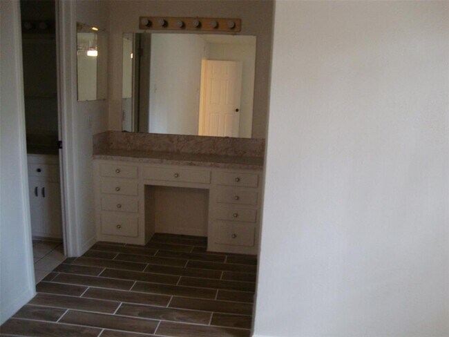 Foto del edificio - 7823 Larkspur Dr