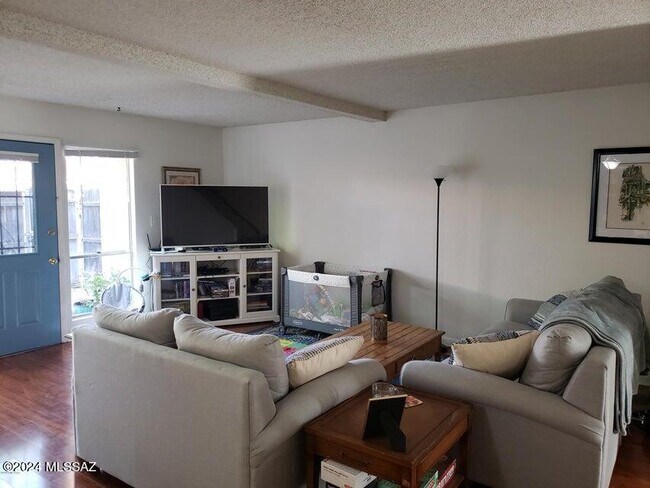 Foto del edificio - 1505 E Prince Rd