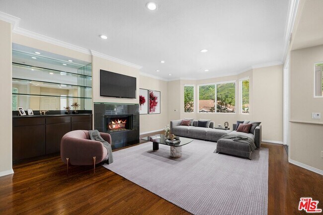 Building Photo - 668 Palisades Dr