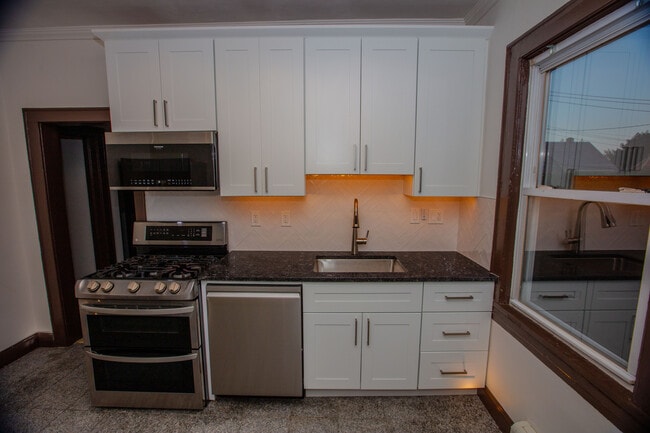 Photo - 86 Edgewood Ave Apartments