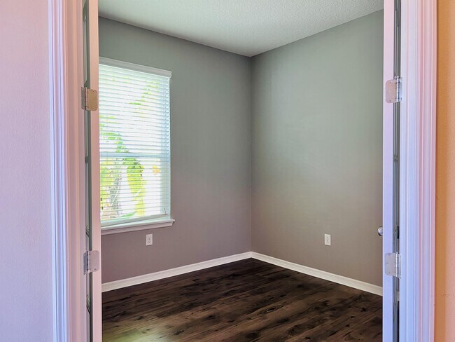 Foto del edificio - 537 Red Rose Ln