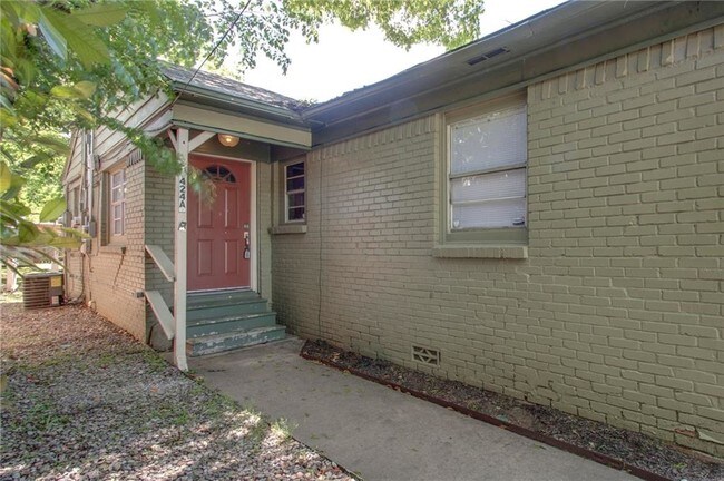 Building Photo - 424 E Worth St