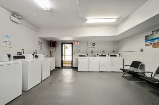 Foto del edificio - 7451 N Greenview Ave