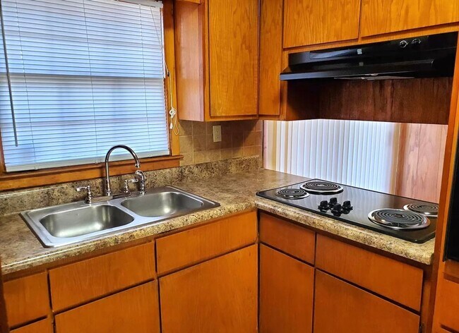 Foto del edificio - 3 bedroom 2 Bath Brick Charming Home! Avai...