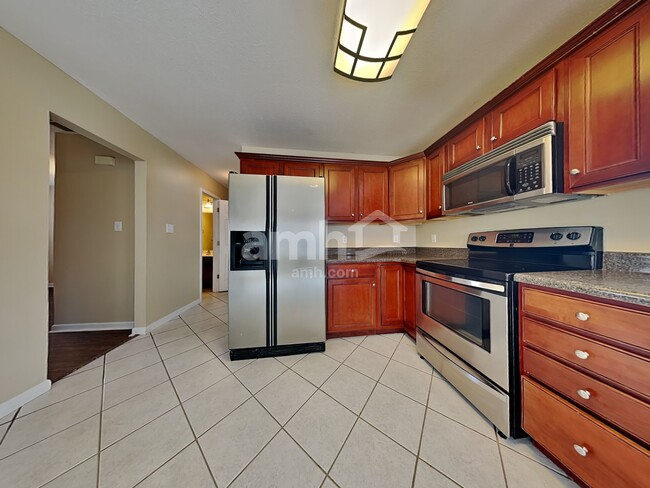 Building Photo - 4624 Aylesbury Dr