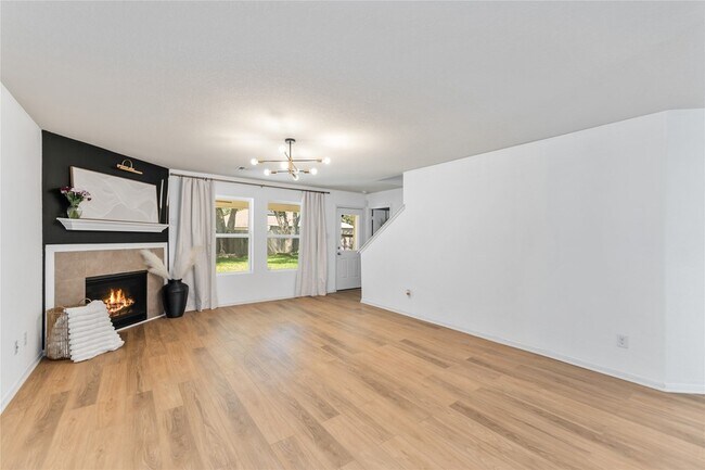 Foto del edificio - 16734 Warbler Dr