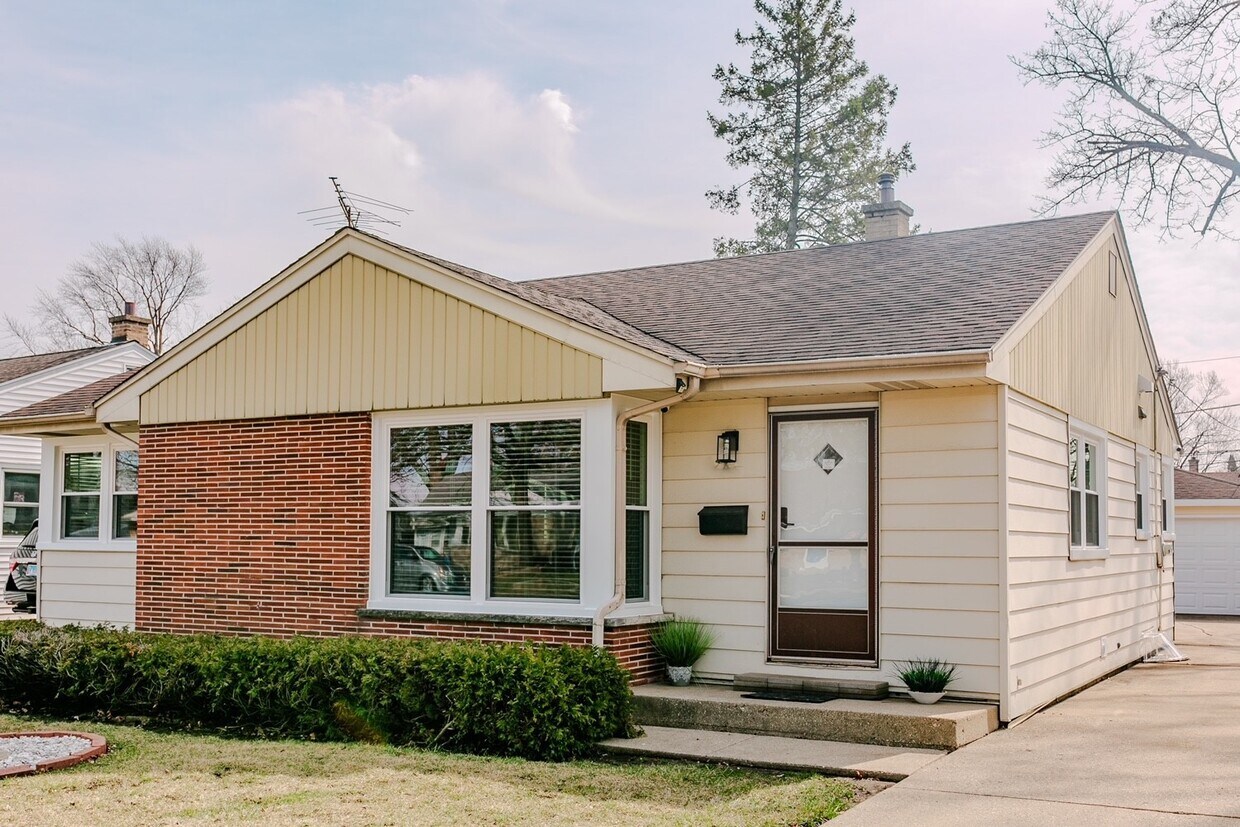 1265 Wayne Dr, Des Plaines, IL 60018 House Rental in Des Plaines, IL