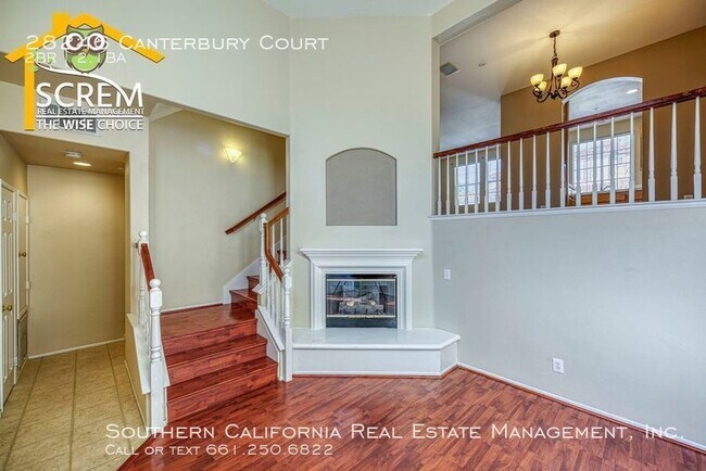 Building Photo - Two Bedroom Tri Level Townhome in Valencia
